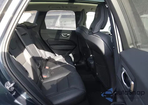 2025 Volvo Xc60 B5 Plus z USA, uszkodzony, nr VIN YV4M12RC4S1170850